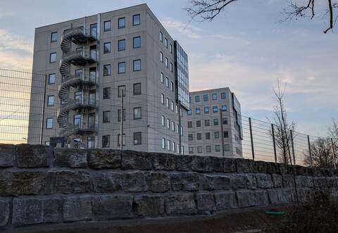Wer auf der Autobahn 8 hier vorbeikommt, kennt von Heimsheim oft nur diese Türme im Gewerbegebiet Egelsee, weithin sichtbar überragt von der Leuchtreklame einer Fast-Food-Kette.