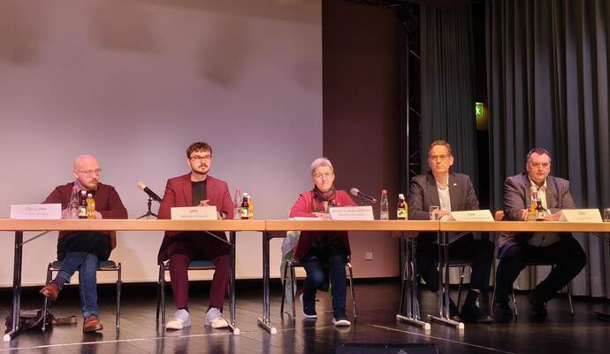 Die Runde der Antwortenden sitzt wie im Landtag: Cedric Strauß (Die Linke), Michael Hofsäß (SPD), Stefanie Seemann (Grüne), Eric Schweickert (FDP) sowie Ansgar Mayr (CDU) (von links). Koschnike