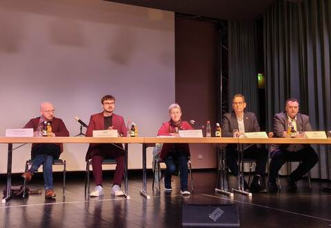 Die Runde der Antwortenden sitzt wie im Landtag: Cedric Strauß (Die Linke), Michael Hofsäß (SPD), Stefanie Seemann (Grüne), Eric Schweickert (FDP) sowie Ansgar Mayr (CDU) (von links). Koschnike