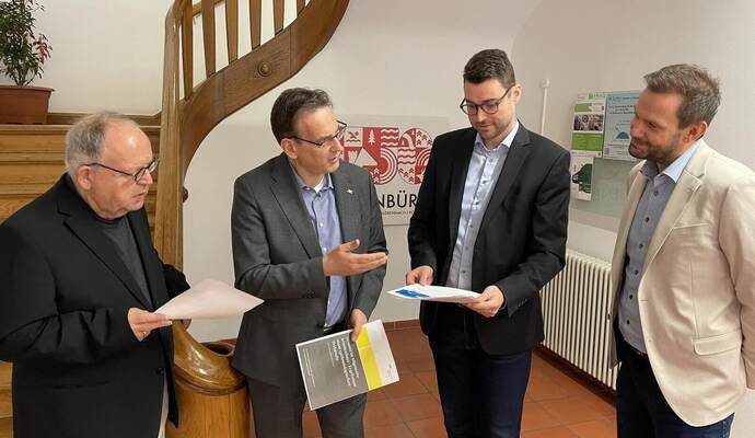 Sind die tiefroten Zahlen des Krankenhauses Neuenbürg auch auf eine den Fallzahlen unangemessene Zahl von Beschäftigten zurückzuführen? Den Kreisräten Günter Bächle (CDU, von links), Erik Schweickert (FDP) und Fabian Bader (Freie Wähler) drängt sich dieser Verdacht auf, hier mit Landrat Bastian Rosenau.