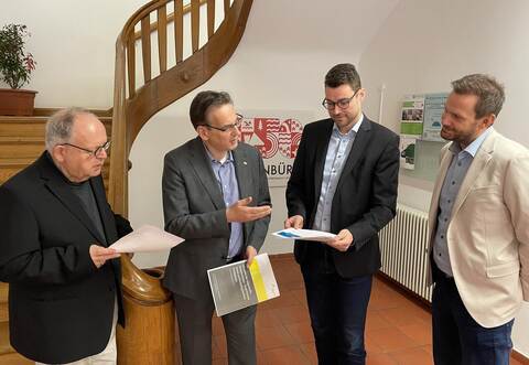 Sind die tiefroten Zahlen des Krankenhauses Neuenbürg auch auf eine den Fallzahlen unangemessene Zahl von Beschäftigten zurückzuführen? Den Kreisräten Günter Bächle (CDU, von links), Erik Schweickert (FDP) und Fabian Bader (Freie Wähler) drängt sich dieser Verdacht auf, hier mit Landrat Bastian Rosenau.