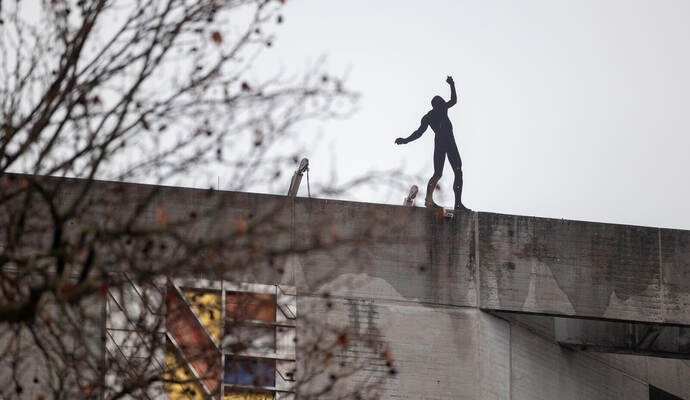 Rathaus Skulptur Endzeit