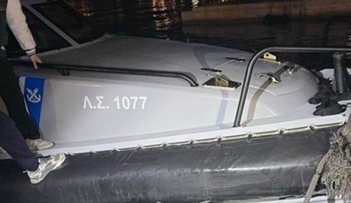 Beschädigtes Boot der griechischen Küstenwache
