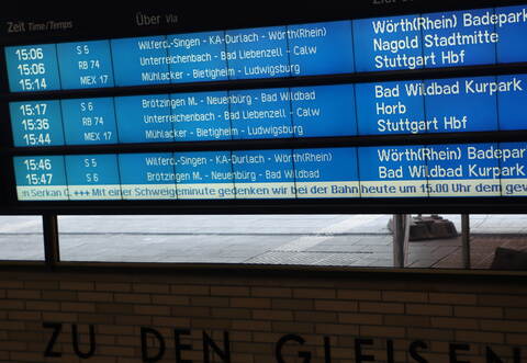Auch am Pforzheimer Hauptbahnhof wurde auf den Anzeigetafeln zu einer Schweigeminute aufgerufen.