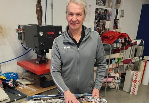 Erinnerungen überwiegend in Schwarz-Weiß: Zahlreiche Fotos aus seiner Fußballerkarriere hat Emanuel Günther gesammelt und an seinem Arbeitsplatz in der Pforzheimer Kiehnlestraße für die PZ ausgelegt.