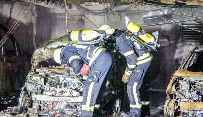 Großbrand in Tiefgarage der Altstadt  - 8 Fahrzeuge, darunter und ein E-Auto brennen - Bewohner evakuiert