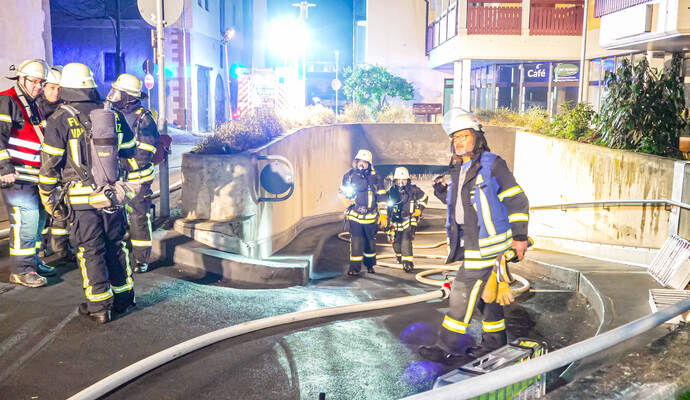 Großbrand in Tiefgarage der Altstadt  - 8 Fahrzeuge, darunter und ein E-Auto brennen - Bewohner evakuiert