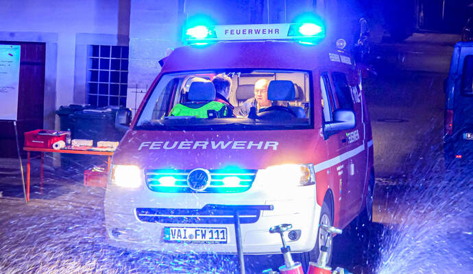 Großbrand in Tiefgarage der Altstadt  - 8 Fahrzeuge, darunter und ein E-Auto brennen - Bewohner evakuiert