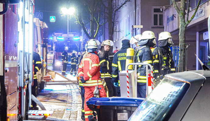 Großbrand in Tiefgarage der Altstadt  - 8 Fahrzeuge, darunter und ein E-Auto brennen - Bewohner evakuiert