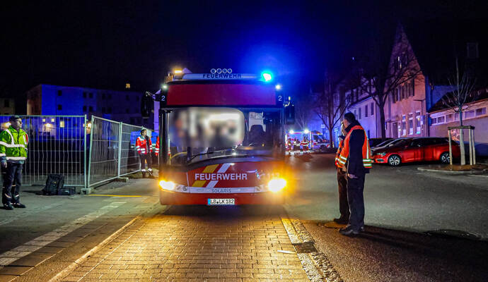 Großbrand in Tiefgarage der Altstadt  - 8 Fahrzeuge, darunter und ein E-Auto brennen - Bewohner evakuiert