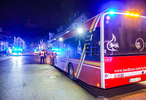 Großbrand in Tiefgarage der Altstadt  - 8 Fahrzeuge, darunter und ein E-Auto brennen - Bewohner evakuiert