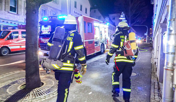 Großbrand in Tiefgarage der Altstadt  - 8 Fahrzeuge, darunter und ein E-Auto brennen - Bewohner evakuiert