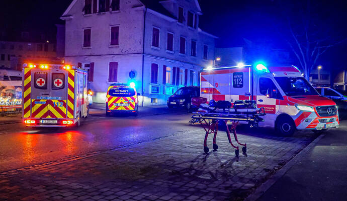 Großbrand in Tiefgarage der Altstadt  - 8 Fahrzeuge, darunter und ein E-Auto brennen - Bewohner evakuiert