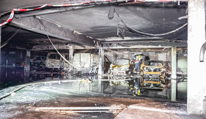 Großbrand in Tiefgarage der Altstadt  - 8 Fahrzeuge, darunter und ein E-Auto brennen - Bewohner evakuiert
