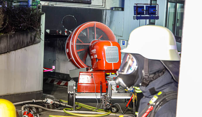 Großbrand in Tiefgarage der Altstadt  - 8 Fahrzeuge, darunter und ein E-Auto brennen - Bewohner evakuiert