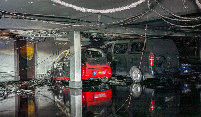 Großbrand in Tiefgarage der Altstadt  - 8 Fahrzeuge, darunter und ein E-Auto brennen - Bewohner evakuiert