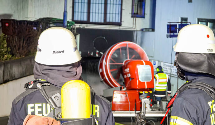 Großbrand in Tiefgarage der Altstadt  - 8 Fahrzeuge, darunter und ein E-Auto brennen - Bewohner evakuiert