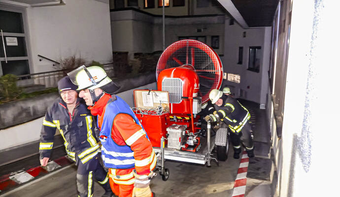 Großbrand in Tiefgarage der Altstadt  - 8 Fahrzeuge, darunter und ein E-Auto brennen - Bewohner evakuiert