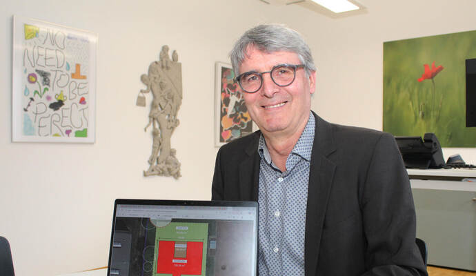 Am Bildschirm zeigt Illingens Bürgermeister Armin Pioch den angedachten Modul-Kindergarten, in dem auf rund 700 Quadratmetern zwei Ü3-Gruppen untergebracht werden könnten. Im Haushalt 2026 werden die Ausgaben dafür aber mit einem Sperrvermerk versehen.