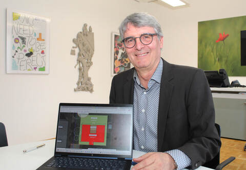 Am Bildschirm zeigt Illingens Bürgermeister Armin Pioch den angedachten Modul-Kindergarten, in dem auf rund 700 Quadratmetern zwei Ü3-Gruppen untergebracht werden könnten. Im Haushalt 2026 werden die Ausgaben dafür aber mit einem Sperrvermerk versehen.