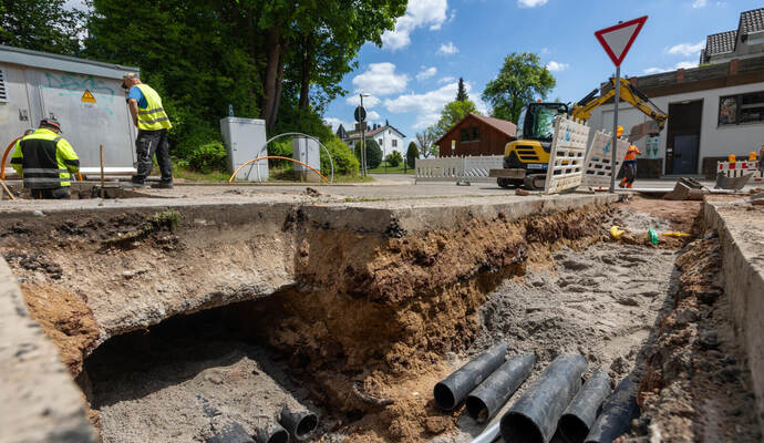 In Tiefenbronn – im Bild der Ortsteil Mühlhausen bei Arbeiten im Vorjahr – wird Glasfaser durch die Stadtwerke Pforzheim verlegt.