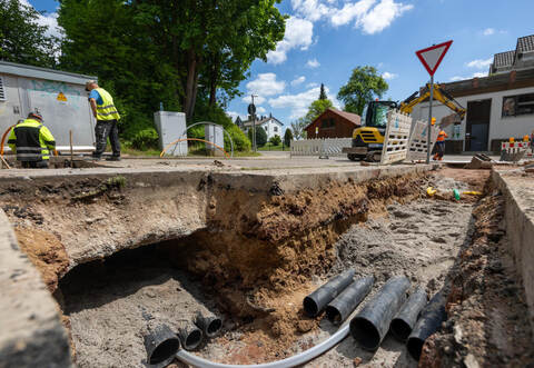 In Tiefenbronn – im Bild der Ortsteil Mühlhausen bei Arbeiten im Vorjahr – wird Glasfaser durch die Stadtwerke Pforzheim verlegt.