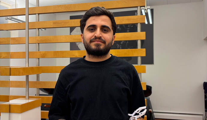 Saher Sheko schneidet nicht nur im Friseursalon in Wiernsheim die Haare seiner Kunden, auch in der Mühlacker Vesperkirche hilft der 26-jährige Jeside aus und verpasst den Bedürftigen einen neuen Haarschnitt.