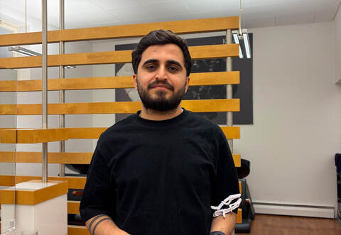 Saher Sheko schneidet nicht nur im Friseursalon in Wiernsheim die Haare seiner Kunden, auch in der Mühlacker Vesperkirche hilft der 26-jährige Jeside aus und verpasst den Bedürftigen einen neuen Haarschnitt.