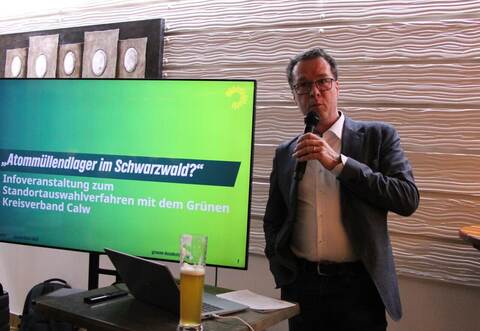 Der Grünen-Bundestagsabgeordnete Harald Ebner erläutert im Clubhaus in Calmbach die Standortsuche für ein Endlager.