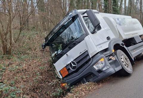 Tanklastzug von Fahrbahn abgekommen