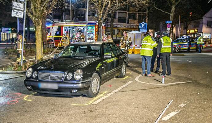 Junger Autofahrer fährt Fußgängerin tot