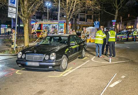 Junger Autofahrer fährt Fußgängerin tot