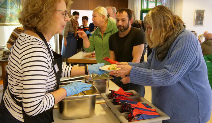 In Mühlacker gibt es nicht nur ein warmes Essen – sonder auch Gemeinschaft, eine tolle Stimmung und ein besonderes Ambiente.