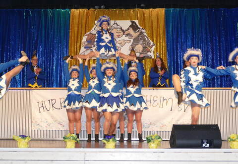 Vollen Einsatz zeigt die Präsidentengarde des Wimsheimer Carnevalsvereins  (WCV) Hurrassel bei der Prunksitzung am Samstagabend.