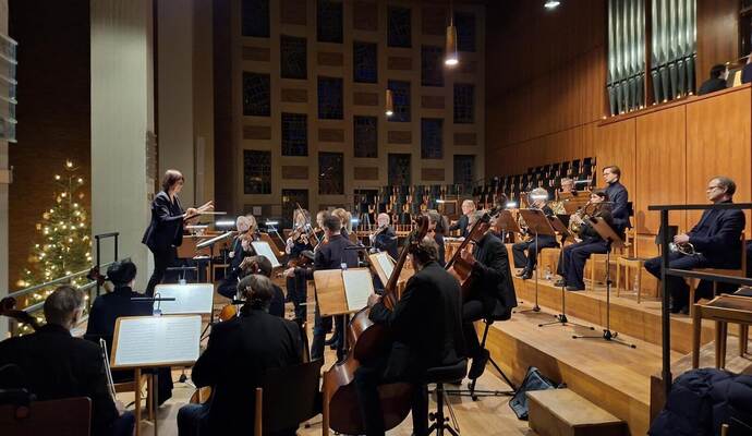 Ein Ohrenschmaus: die wunderbaren Dialoge zwischen dem glänzend disponierten Bachorchester und der Steinmeyer-Orgel.