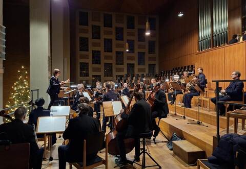 Ein Ohrenschmaus: die wunderbaren Dialoge zwischen dem glänzend disponierten Bachorchester und der Steinmeyer-Orgel.