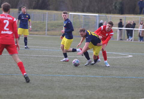 Schwer zu halten waren Felix Weber und der TSV Phönix Lomersheim (blaue Trikots) für die Gäste von der Zweitvertretung vom FV Löchgau.