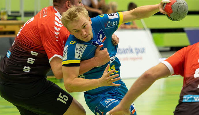 Schon beim 24:24 im Hinspiel taten sich die Pforzheimer SG-Handballer um Jona Mauch (Mitte) schwer gegen denVfL Pfullingen. Am Samstag setzte es nun beim Kontrahenten eine knappe Niederlage.