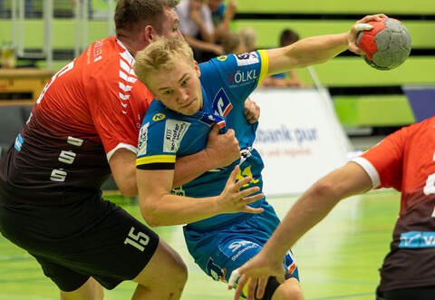 Schon beim 24:24 im Hinspiel taten sich die Pforzheimer SG-Handballer um Jona Mauch (Mitte) schwer gegen denVfL Pfullingen. Am Samstag setzte es nun beim Kontrahenten eine knappe Niederlage.
