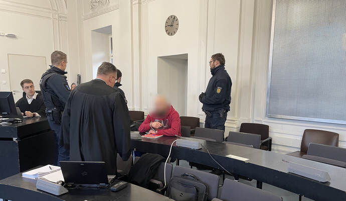 Ein Bild vom zweiten Prozesstag: Der Angeklagte, hier mit seinem Verteidiger Bernd Vogt und Justizbeamten, wollte sich nicht zu den Geschehnissen äußern.