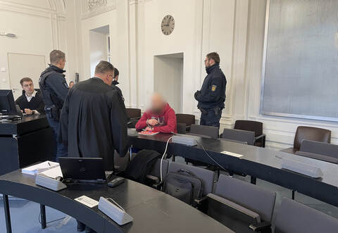 Ein Bild vom zweiten Prozesstag: Der Angeklagte, hier mit seinem Verteidiger Bernd Vogt und Justizbeamten, wollte sich nicht zu den Geschehnissen äußern.