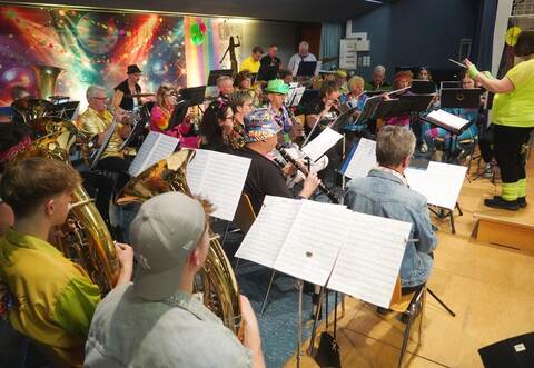 Auch optisch hat sich das große Blasorchester an die Achtziger und Neunziger angepasst. Unter der Leitung von Dirigentin Cornelia Schmid präsentieren die Musiker vor allem schnelle Nummern aus dem letzten Jahrtausend.