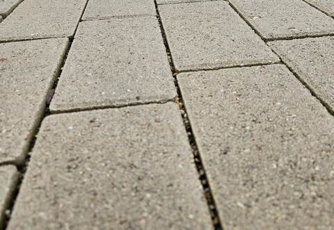 Beton- Pflastersteine (Foto) oder höherwertige Steine – längs oder querverlegt, aber alles nur kein Flickenteppich. In der Neuhausens Ortsmitte soll der höherwertige Pflasterstein Arconda erlegt werden.