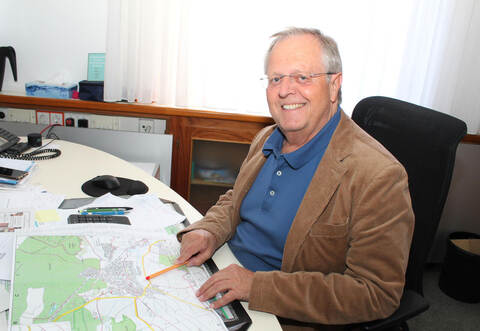 Einen neuen Kämmerer hat Ötisheim bislang noch nicht gefunden. Bürgermeister Werner Henle zeigt auf der Karte das neue Baugebiet Hofäcker, das derzeit auf 6,5 Hektar Fläche entwickelt wird.