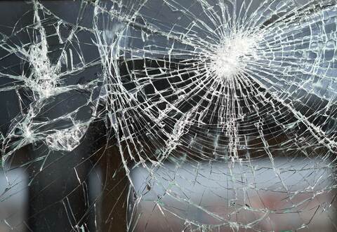 Die Diebe haben ein Fenster beschädigt und sind so eingedrungen.