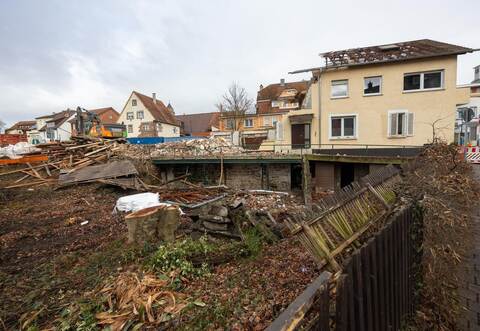 Aktuell wird auf dem Grundstück zwischen Goethe- und Erlenbachstraße, wo ein Wohnheim für psychisch Kranke entstehen soll, das dortige Gebäude abgerissen.Wenn alles nach Plan läuft, soll im vierten Quartal mit dem Bau der Anlage begonnen werden.