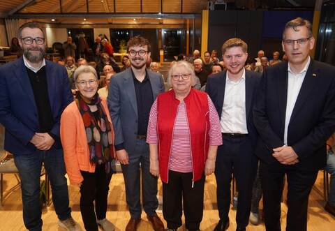 VdK-Landesgeschäftsführer Ronny Hübsch (von links), Stefanie Seemann (Grüne), Michael Hofsäß (SPD), KreisvorsitzendeUrsula Hutmacher, Nico Gunzelmann (CDU) und Erik Schweickert (FDP) bei der Podiumsdiskussion in Königsbach.