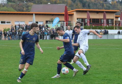 Viktoria Enzberg (weiße Trikots) setzt sich mit 2:1 gegen die Rivalen aus Bauschlott durch, die ebenfalls um den Aufstiegder Tabelle kämpfen.