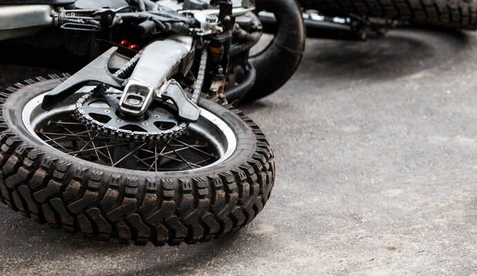 Bei einem Motorradunfall in Mühlacker wurde ein Mann leicht verletzt.