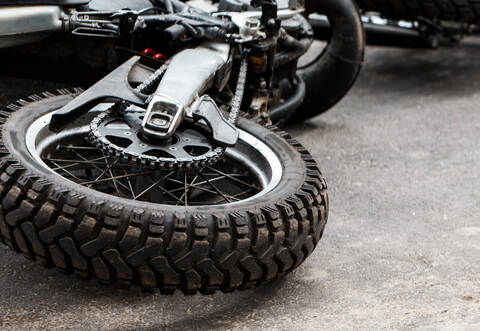 Bei einem Motorradunfall in Mühlacker wurde ein Mann leicht verletzt.